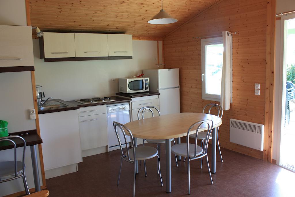 Cottages Du Lac De Miel Beynat Room photo